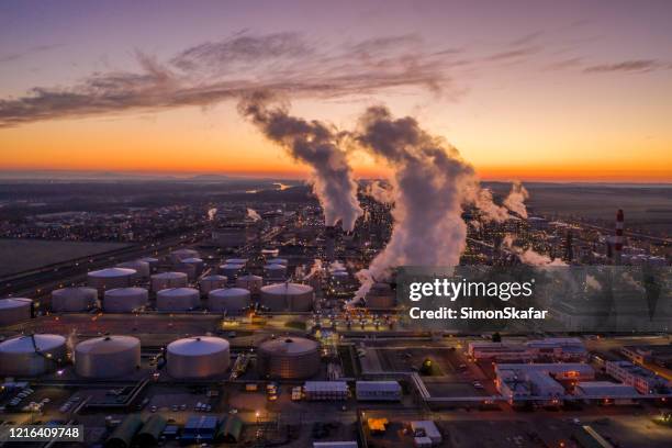 vue aérienne de la raffinerie de pétrole au coucher du soleil. - industrie du pétrole photos et images de collection