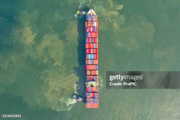 container , container ship in export and import business and logistics. shipping cargo to harbor by crane. water transport international. aerial view and top view. - shipping container top view - fotografias e filmes do acervo
