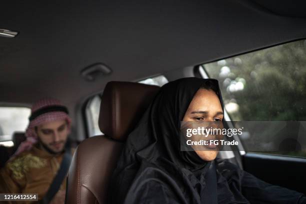 popolo arabo medioriente in auto - dubai taxi foto e immagini stock