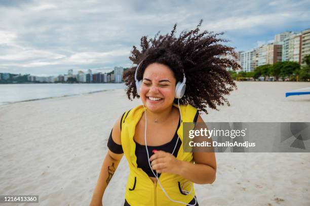 gelukkige braziliaanse oefening van de sportenvrouw - happy runner stockfoto's en -beelden