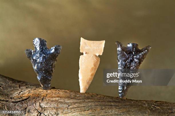 obsidian and flint prehistoric arrowheads - obsidian stock-fotos und bilder