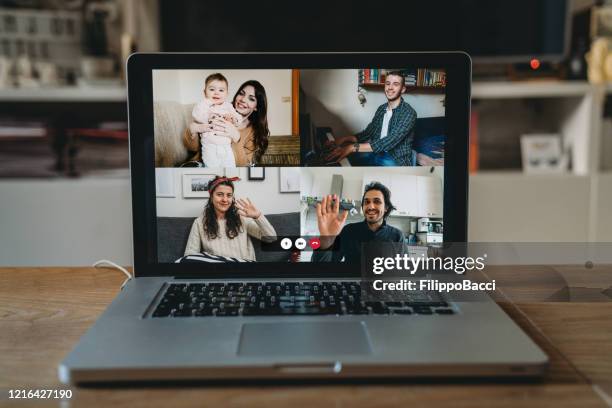 laptop mit videokonferenzaufserung auf dem bildschirm - children screen stock-fotos und bilder