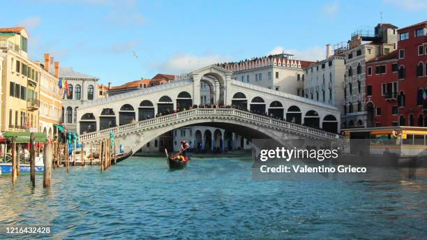 venice rialto bridge with gondola - リアルト橋 ストックフォトと画像