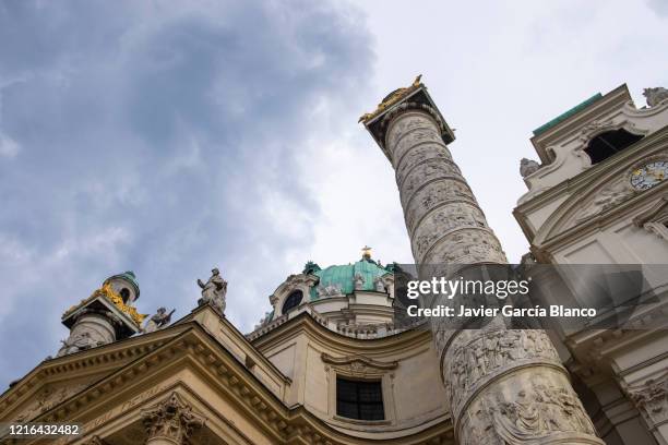 saint charles (karlskirche) in vienna - karlskirche stock-fotos und bilder