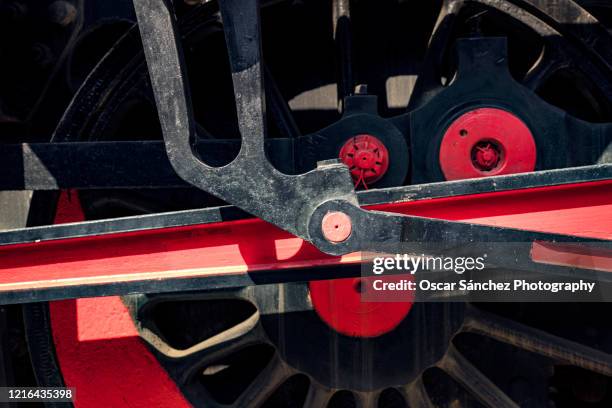 wheels of an old steam train - transporte ferroviário imagens e fotografias de stock