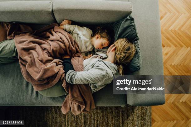 samen een dutje doen - baby blankets stockfoto's en -beelden