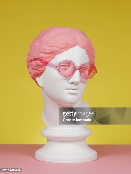 déesse grecque avec des lunettes roses - style classique photos et images de collection