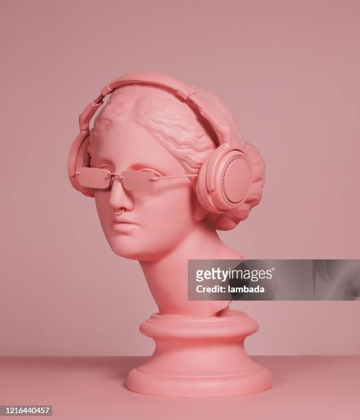 rosa farbige moderne griechische göttin mit kopfhörern - statue stock-fotos und bilder