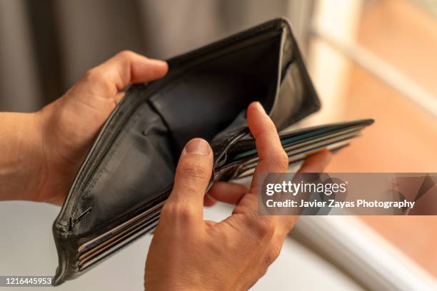 empty wallet - beaten up stockfoto's en -beelden