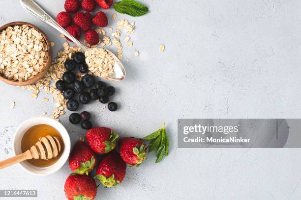 bacche biologiche, farina d'avena e miele - food white background foto e immagini stock