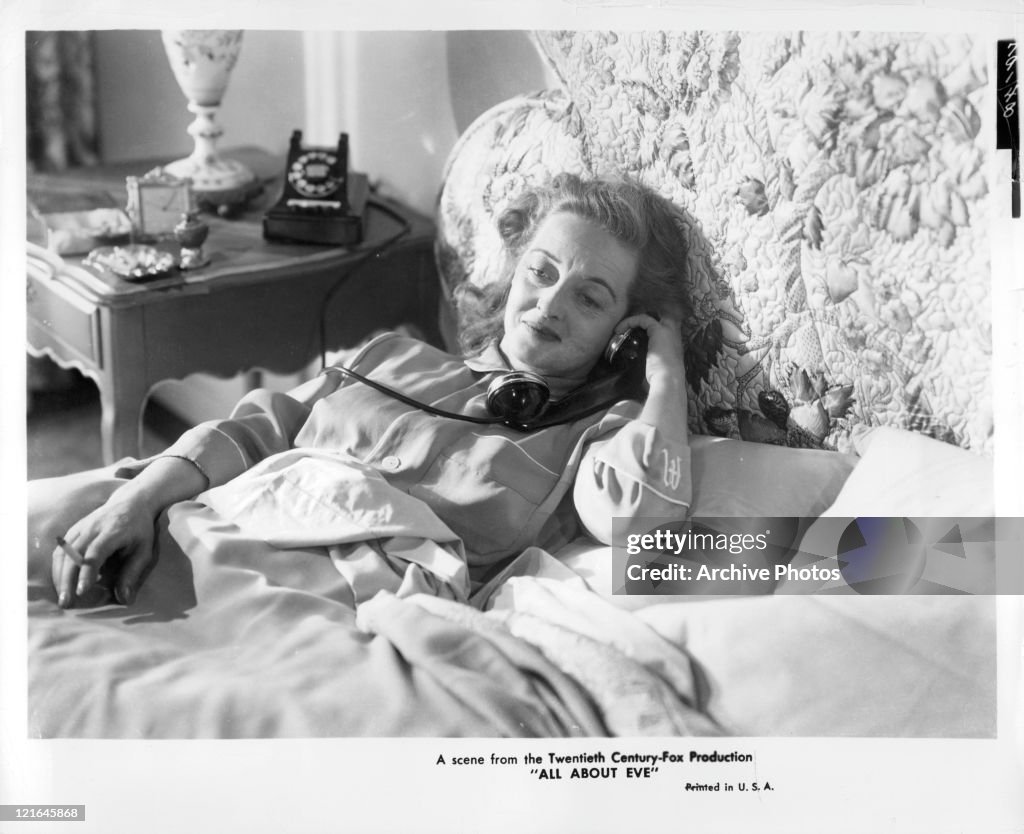 bette davis cigarette case smoking hi-res stock photography and images Buy Retro Bette Davis Jezebel
