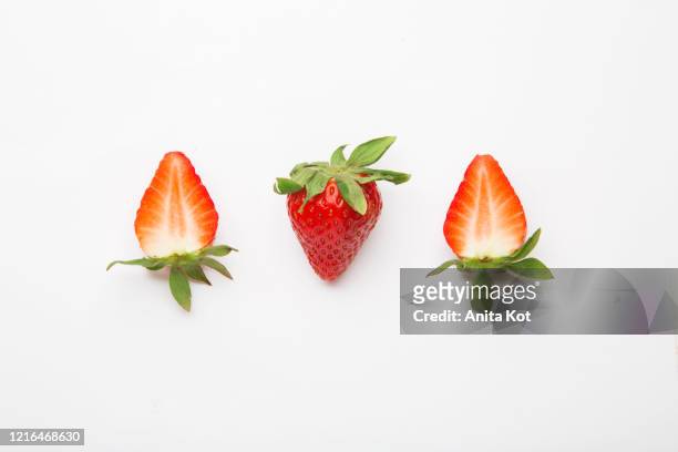 strawberries - erdbeeren freisteller stock-fotos und bilder