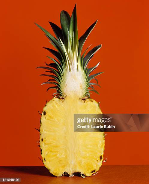 pineapple - ananas aufgeschnitten stock-fotos und bilder