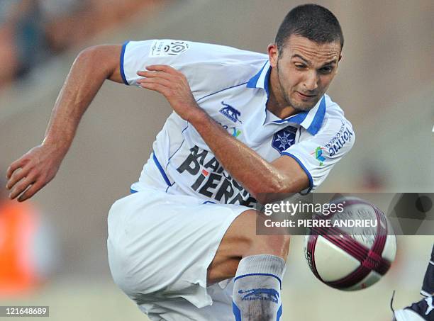 Auxerre's Israeli forward Ben Sahar fights for the ball during the French L1 football match Bordeaux vs Auxerre, on August 20, 2011 at the Chaban...