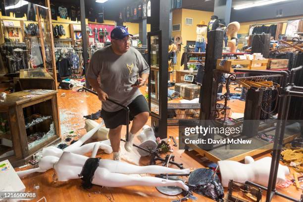 Looters In Store Looting Store Photos and Premium High Res Pictures - Getty Images