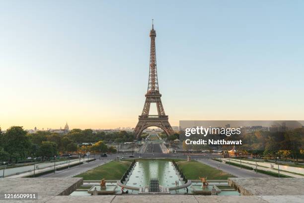 view of eiffel tower from palais de chaillot, paris, france - palacio de chaillot fotografías e imágenes de stock