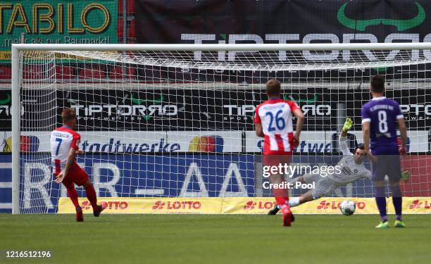 Heidenheim's Marc Schnatterer fails with his penalty kick against Aue's goalkeeper Martin Mannel during the Second Bundesliga match between 1. FC...