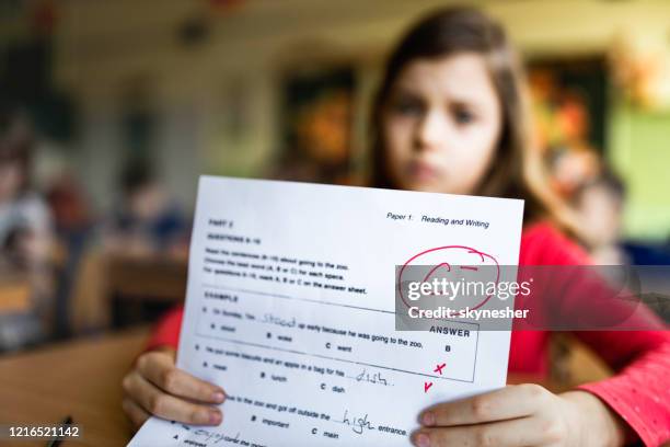 ¡tengo una c menos en mi examen! - calificación fotografías e imágenes de stock