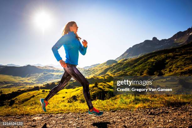 running in the mountains - corrida de corta mato correr fora de pista imagens e fotografias de stock