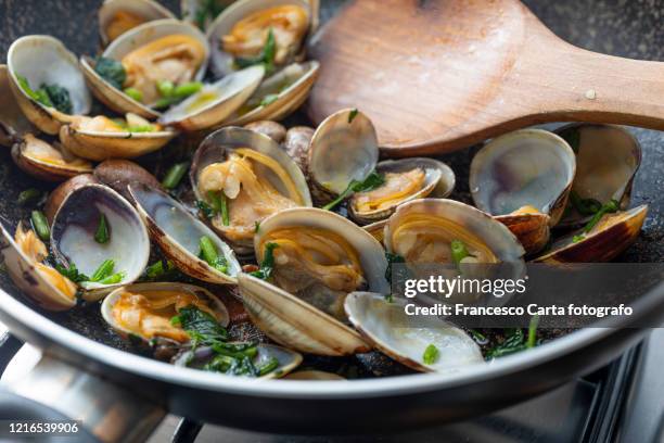 clam - seafood - clams cooked stock-fotos und bilder
