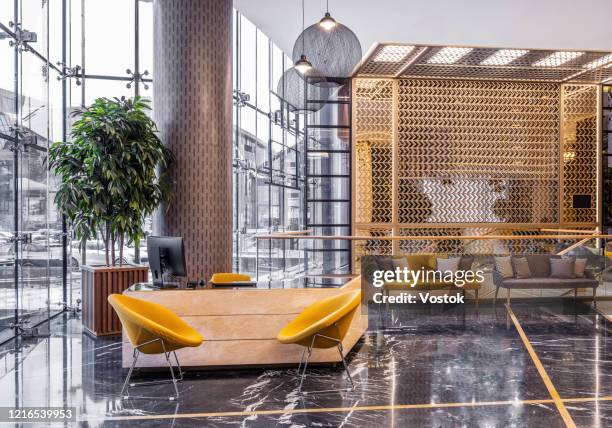 information desk at the entrance to the hotel - atrio luxo hotel nobody imagens e fotografias de stock