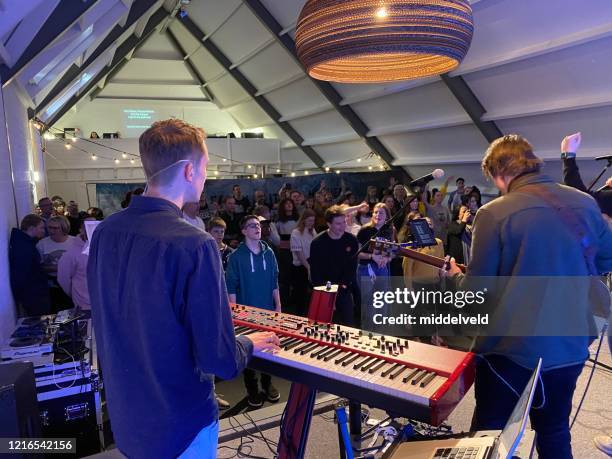 jugendgottesdienstkonzert - messe gottesdienst stock-fotos und bilder