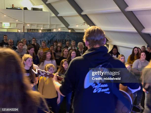 bühnenansicht jugendgottesdienstkonzert - messe gottesdienst stock-fotos und bilder