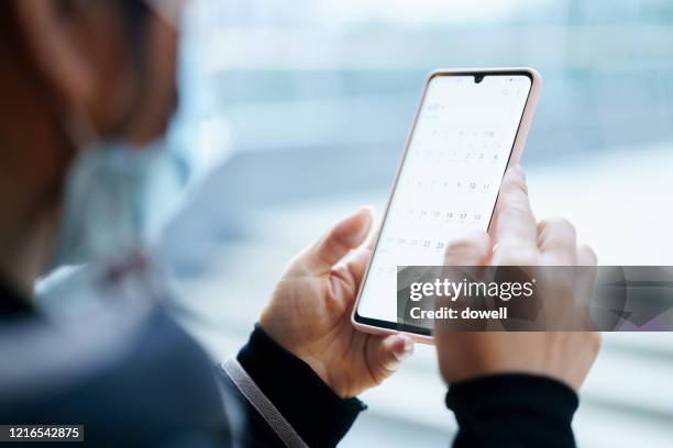 calendar on smart phone - calendario fotografías e imágenes de stock