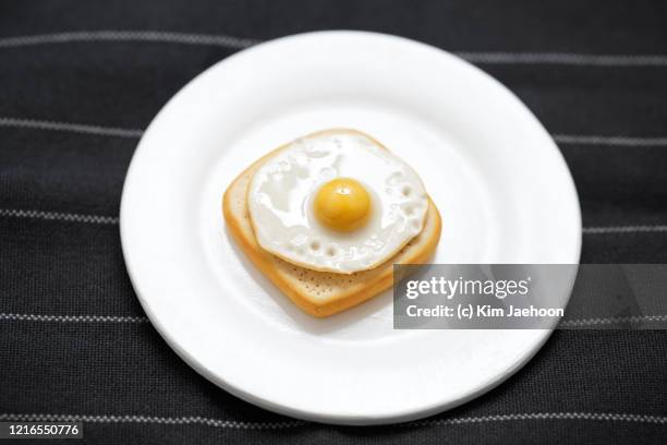 miniature sunny side up on toasted bread. - setzei stock-fotos und bilder