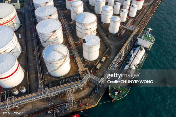 oil storage tanks - oil tanker ship stock pictures, royalty-free photos & images
