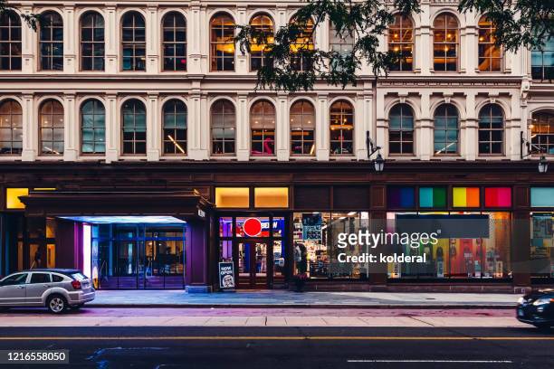 shopping street in philadelphia - via principale foto e immagini stock