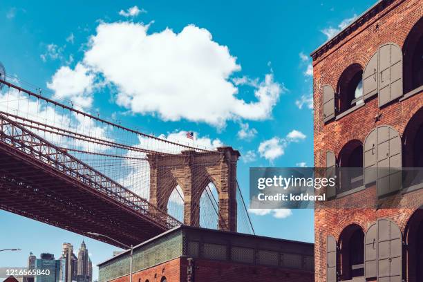 brooklyn bridge view from dumbo neighborhood - dumbo brooklyn fotografías e imágenes de stock