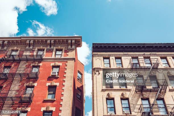 classic residential buildings in midtown upper manhattan - upper east side di manhattan foto e immagini stock