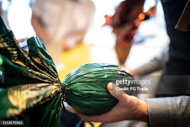 proprietario che vende uova di pasqua in un negozio - uova foto e immagini stock