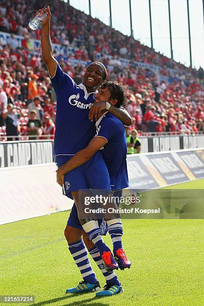 Jefferson Farfan and Raul Gonzalez of Schalke celebrate the 4-2 victory after the Bundesliga match between FSV Mainz 05 and FC Schalke 04 at Coface...