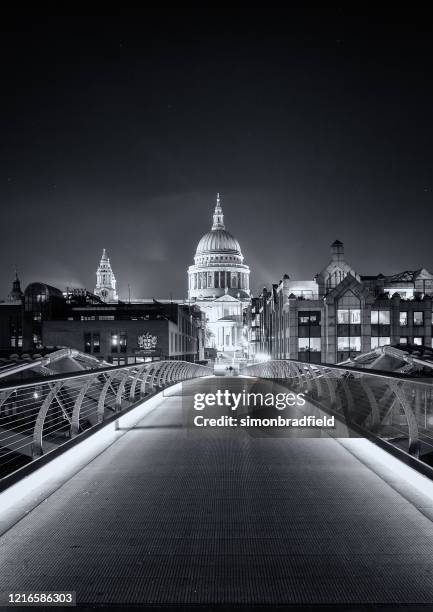 millennium bridge e cattedrale di san paolo di notte - millennium bridge londra foto e immagini stock