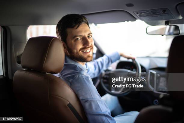 portrait of driver smiling - taxi imagens e fotografias de stock