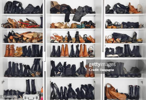 placard vide de chaussures désordonnées - selective collection photos et images de collection