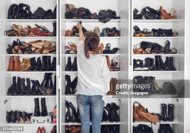 de schoonmakende schoenenkast van de vrouw - shoe collection stockfoto's en -beelden