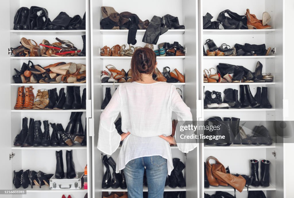 Frau Putzschuhe Schrank