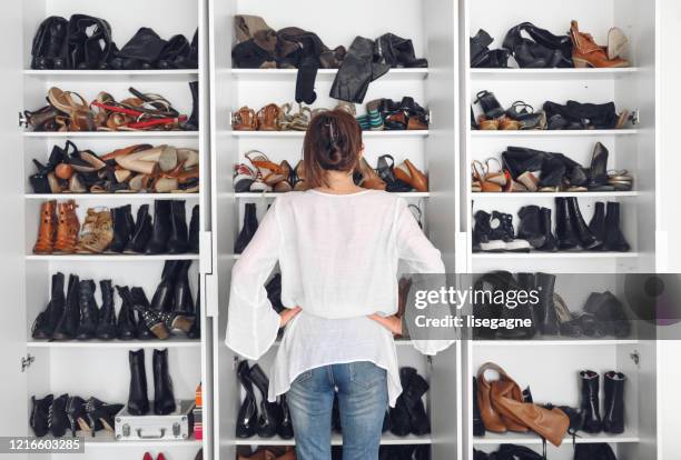 mujer limpiando zapatos armario - heel fotografías e imágenes de stock