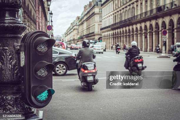 rue de rivoli street traffic in paris - auto ampel stock-fotos und bilder