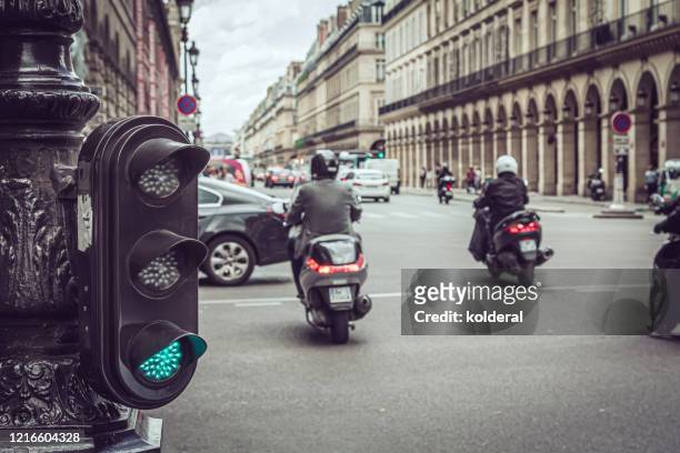 rue de rivoli street traffic in paris - traffic light stock pictures, royalty-free photos & images