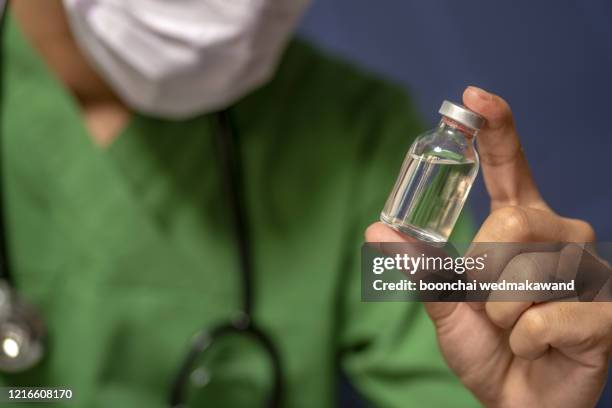 doctor hold syringe prepare for injection,epidural analgesia,epidural nerve block, spinal block,health care concept. - surgeon holding needle stock-fotos und bilder