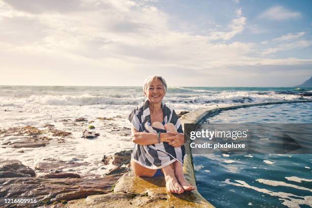 schwimmen macht ihrem körper eine welt des guten - woman towel beach stock-fotos und bilder