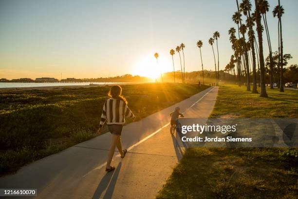 a mother and her son riding a bike near a beach in california - santa barbara county fotografías e imágenes de stock