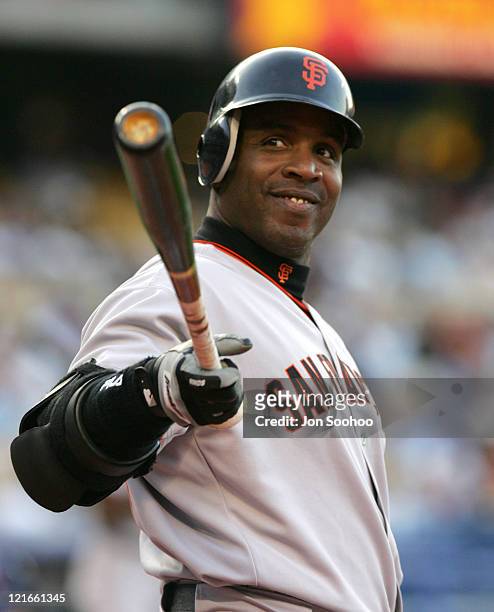 San Francisco Giants Barry Bonds waves to the fans during the first inning of the game against the Los Angeles Dodgers at Dodger Stadium in Los...