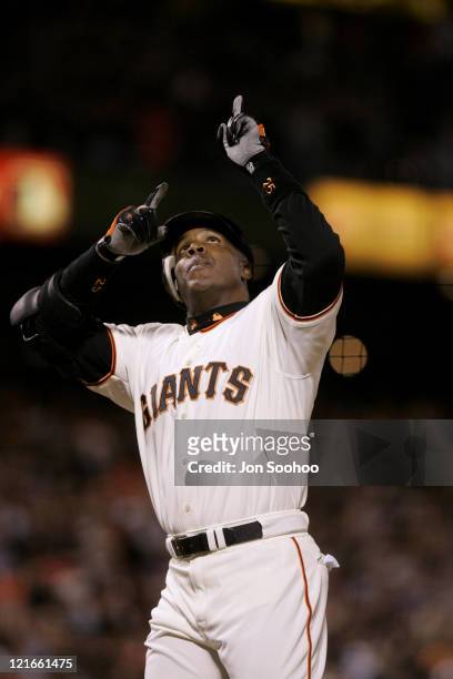 San Francisco Giants Barry Bonds after hitting his 702nd home run of his career of Los Angeles Dodgers pitcher Odalis Perez September 24, 2004 at SBC...