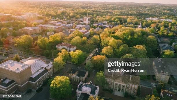 luft über der university of north carolina im frühjahr - campus stock-fotos und bilder