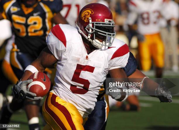 Junior tailback Reggie Bush heads up field during 35-10 victory over California for the Trojans' 32nd consecutive victory in Pacific-10 Conference...